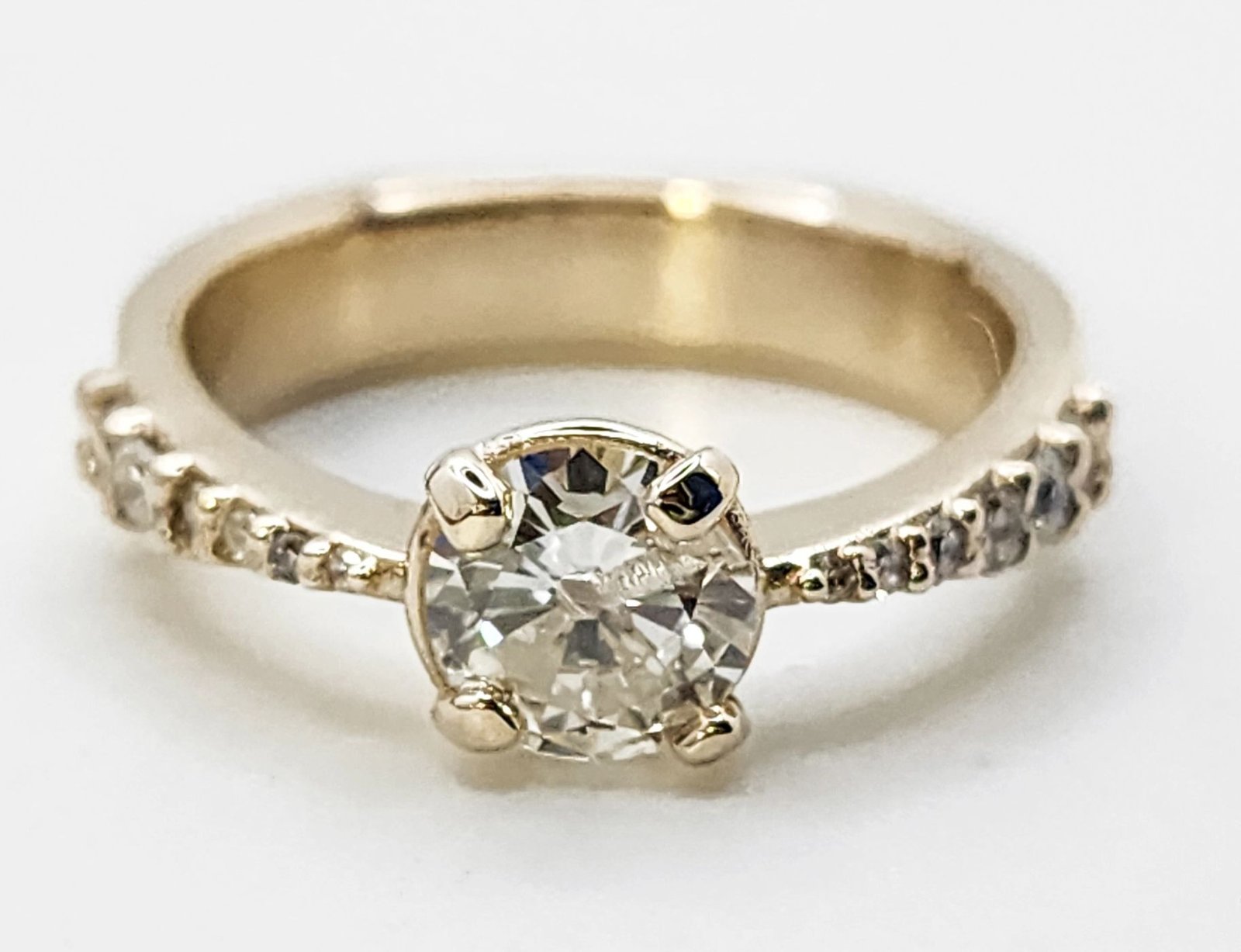 Solitario de diamante brillante redondo en oro amarillo con argolla de diamantes