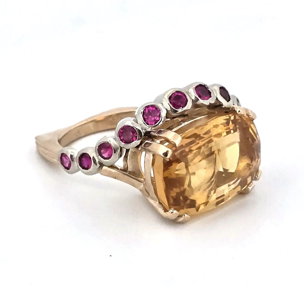 Gema cojín color durazno con zafiros rosados, oro amarillo
