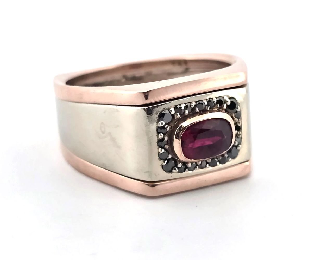 Óvalo rojo en bisel con halo de diamantes negros, anillo de sello bicolor