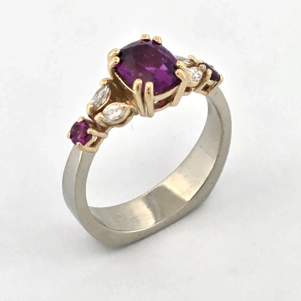 Zafiro púrpura con diamantes, oro blanco