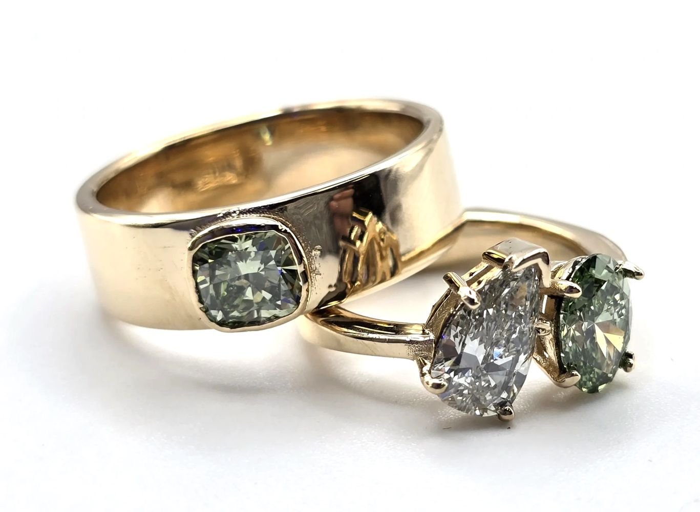 Par en oro amarillo con piedras verdes en bisel y diamantes