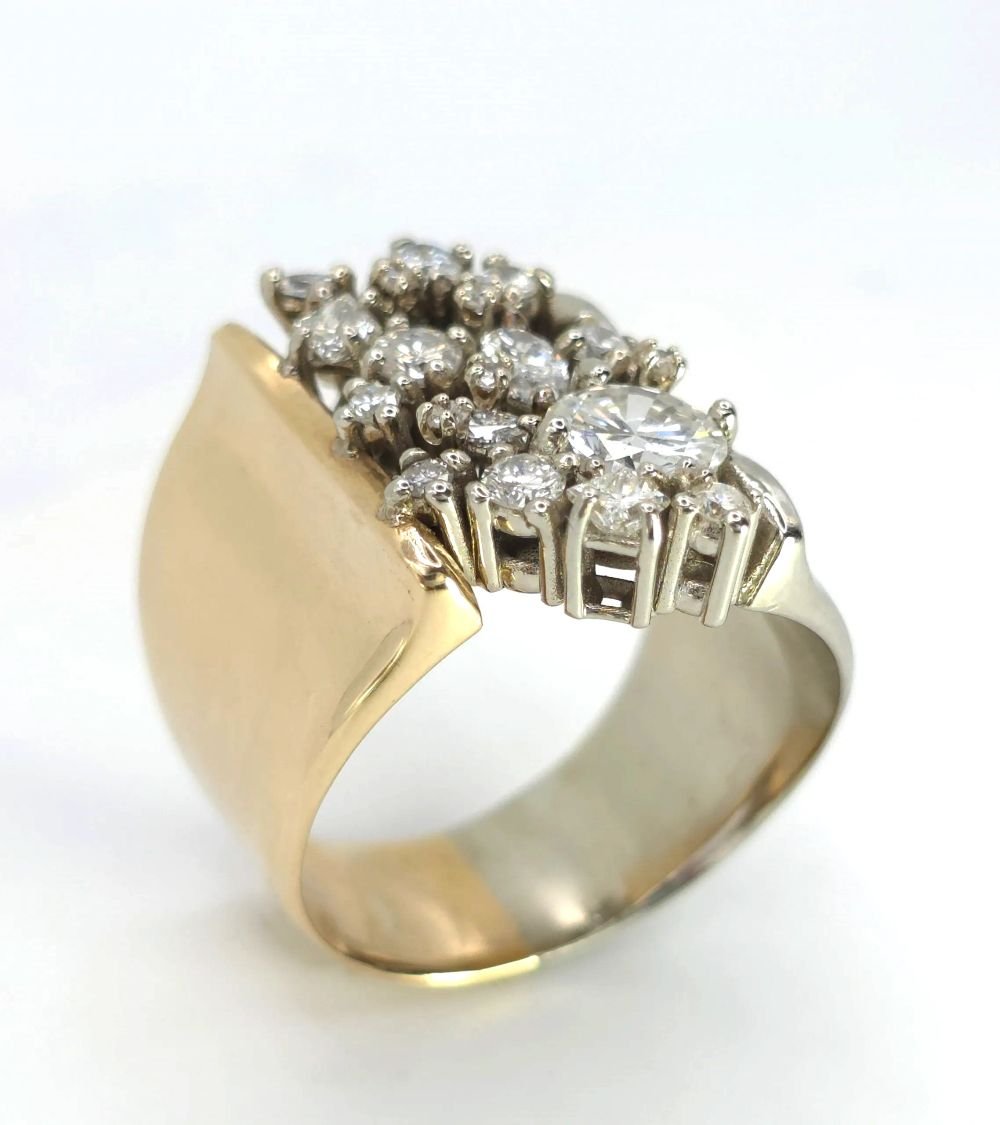 Racimo de diamantes en argolla ancha de oro amarillo