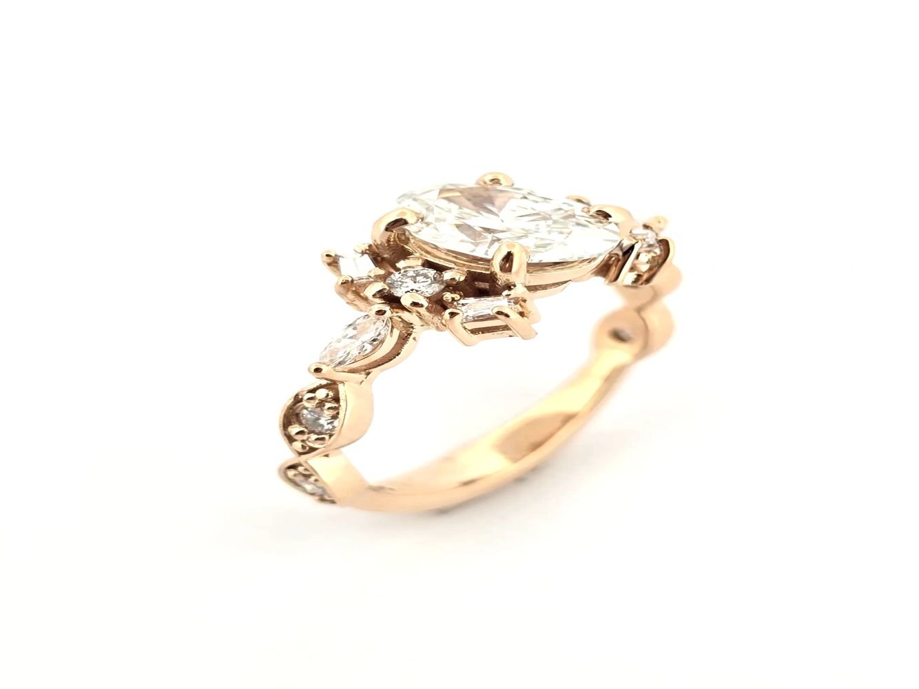 Anillo de diamantes estilo vintage, oro amarillo