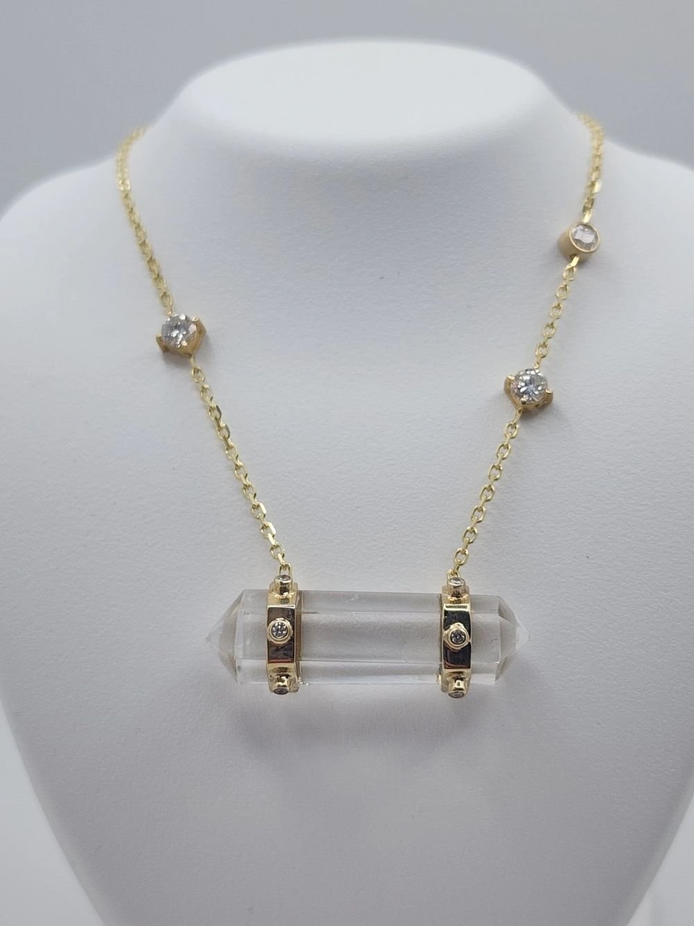 Dije de cuarzo cristal con estaciones de diamantes, cadena de oro