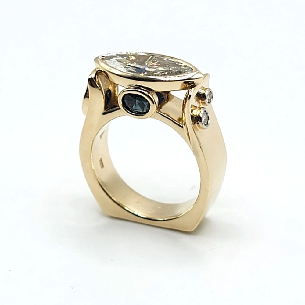 Anillo de zafiro y diamantes, oro amarillo