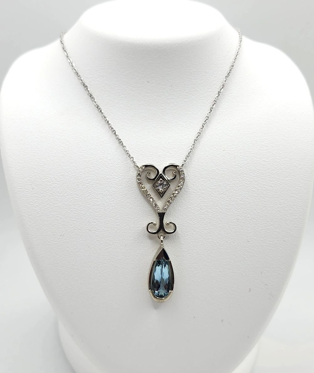 Dije de corazón con aguamarina y diamantes