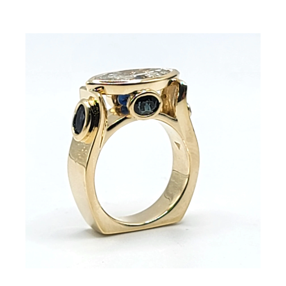 Anillo de hombre con zafiro y diamantes, oro amarillo