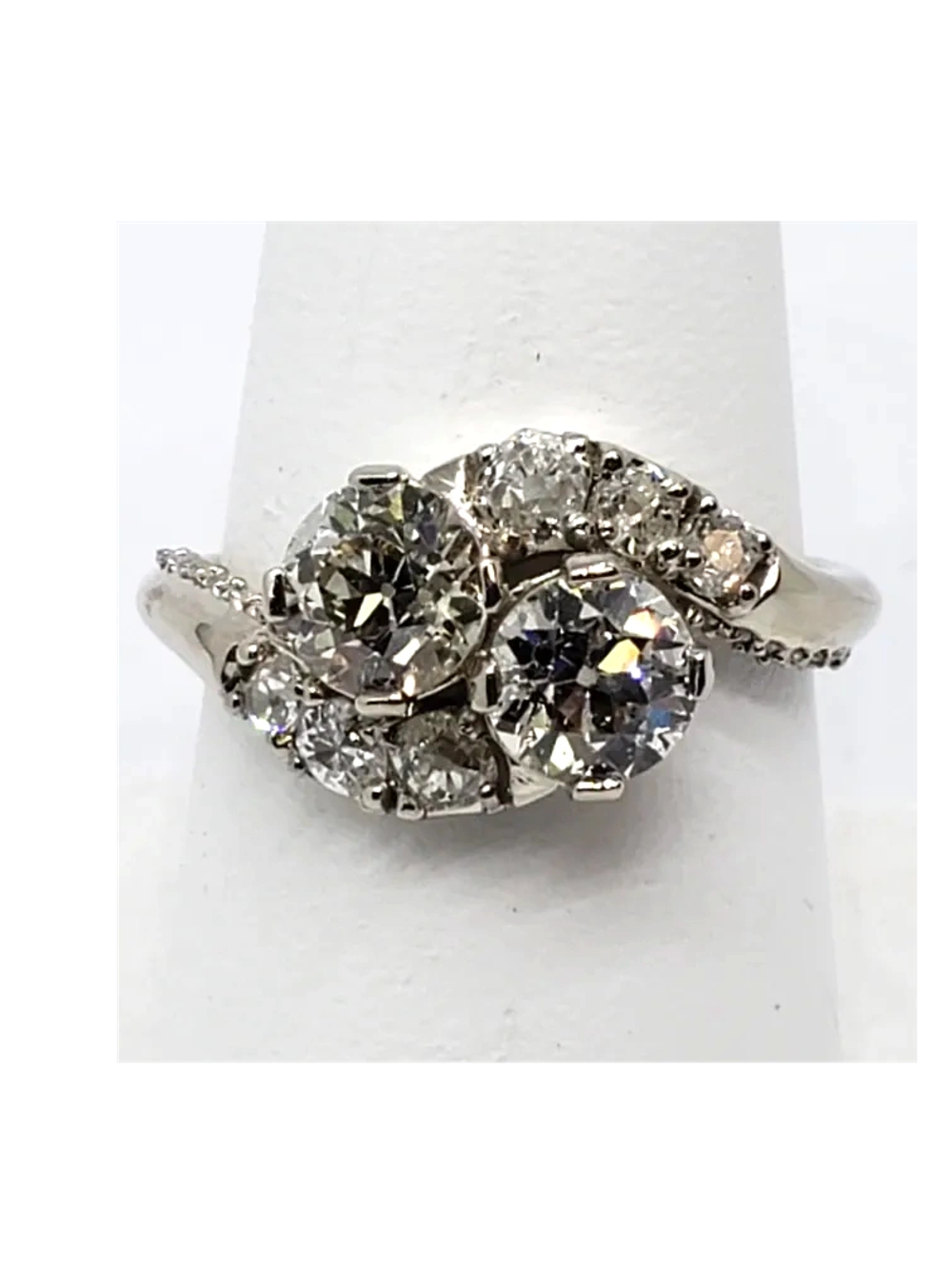Anillo bypass de dos diamantes, oro blanco