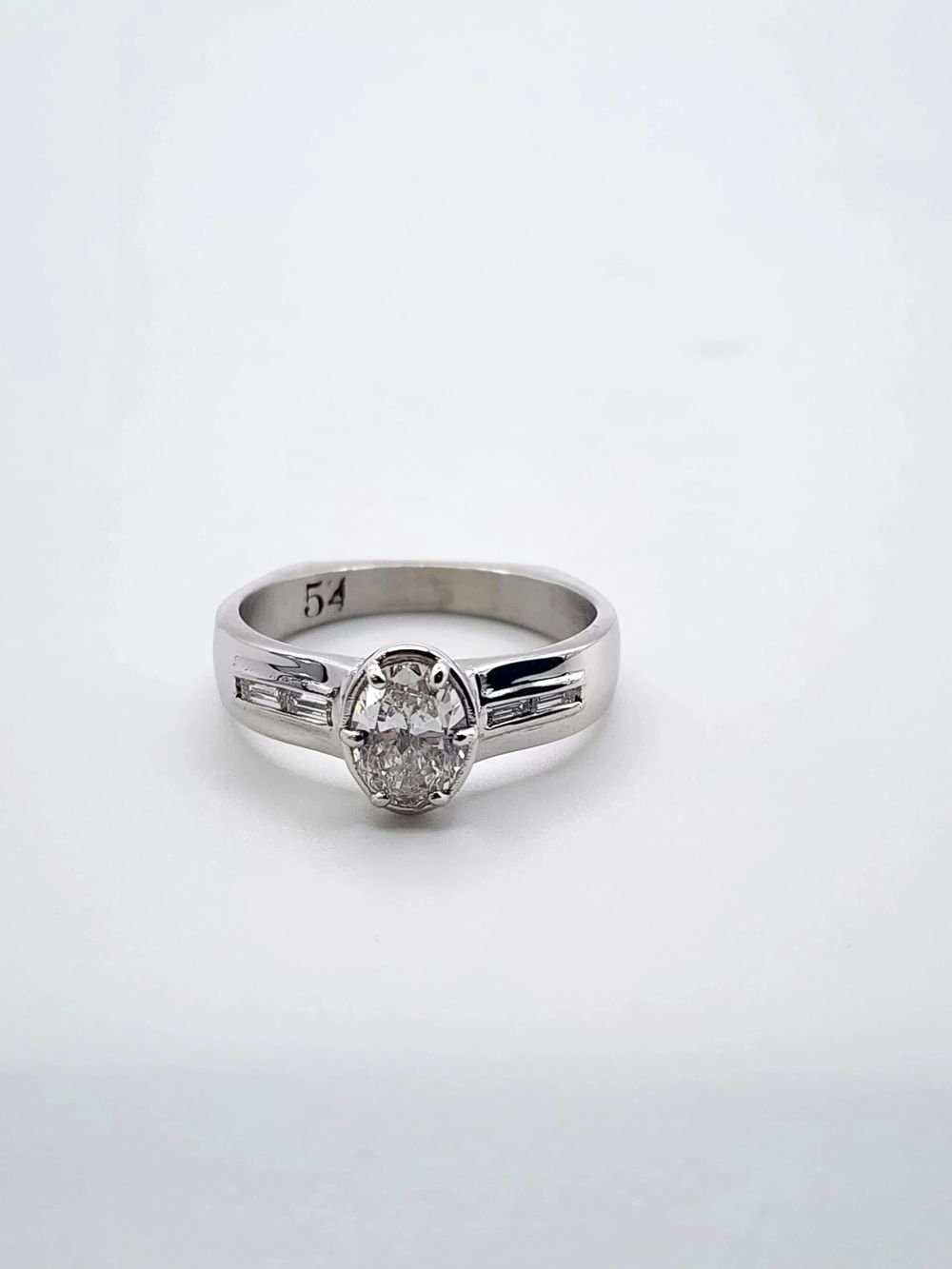 Solitario de diamante ovalado, oro blanco