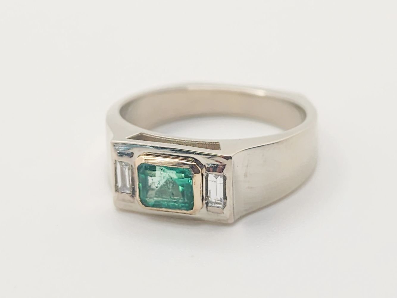 Esmeralda con diamantes baguette, oro blanco