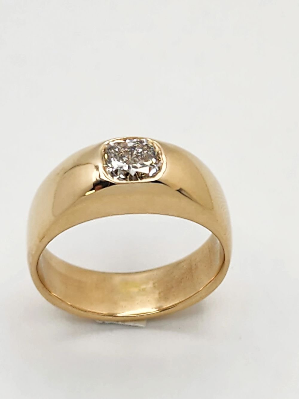 Diamante al ras en argolla ancha de oro amarillo