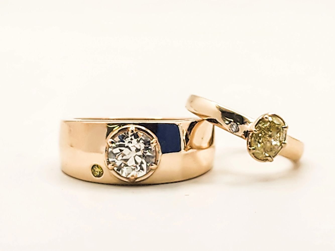 Argolla de diamantes con incrustación azul y anillo compañero, oro amarillo