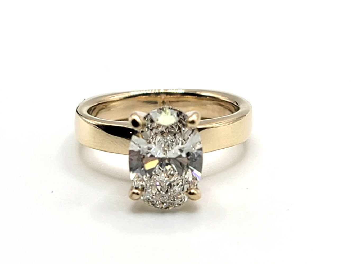 Solitario de diamante ovalado, oro amarillo