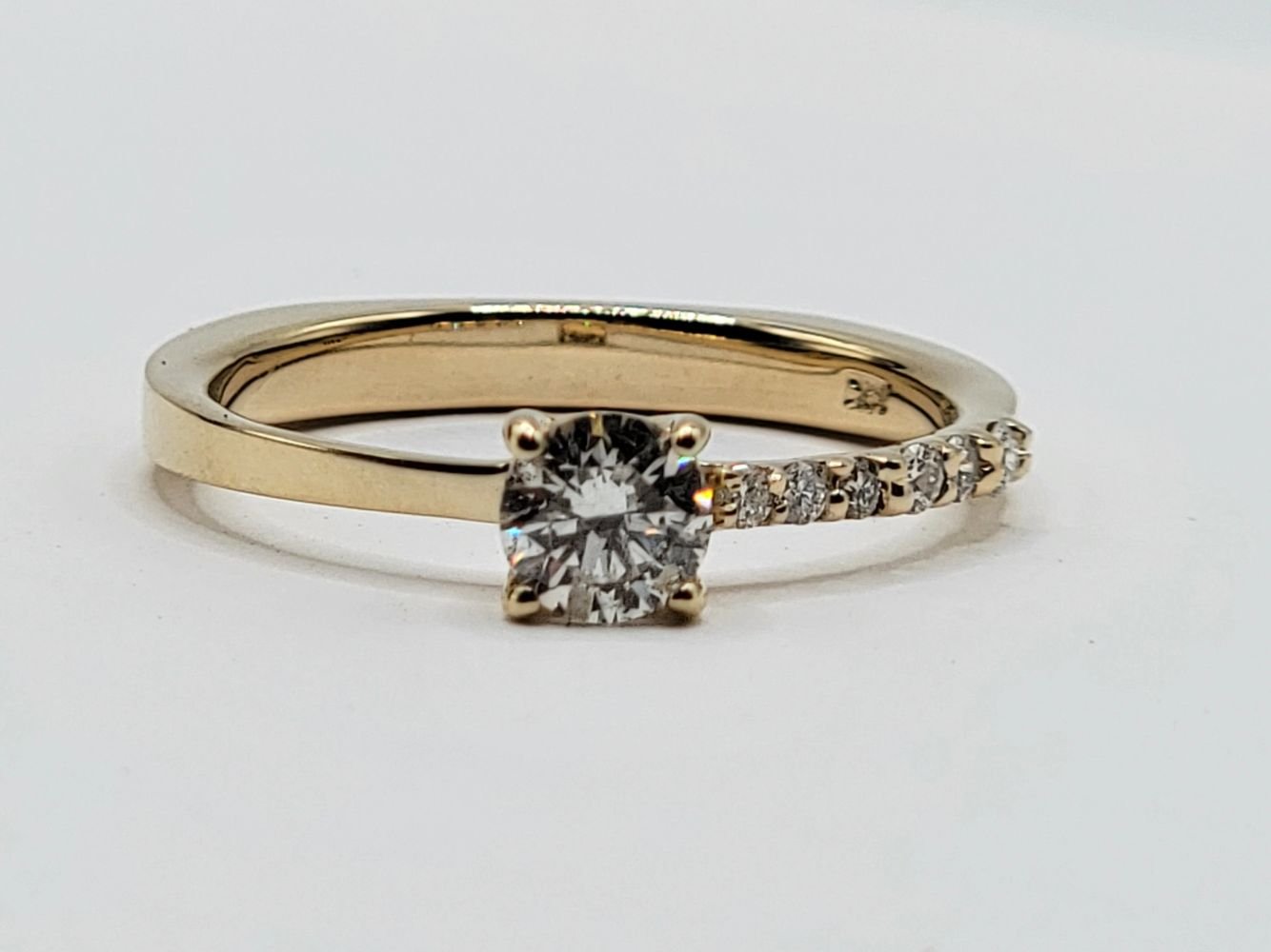 Diamante redondo con hombros de diamantes, oro amarillo