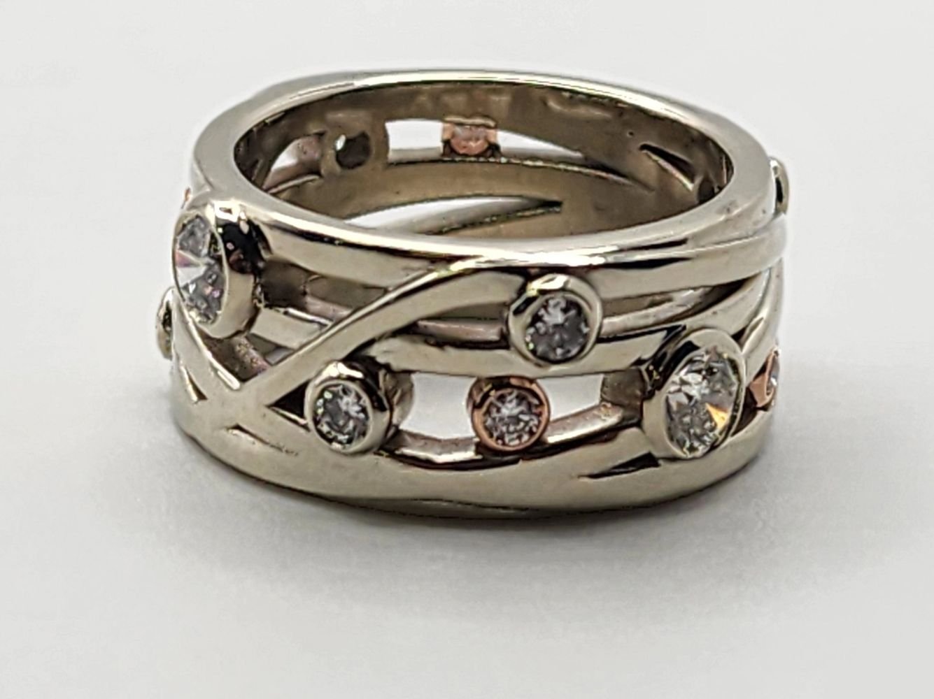 Argolla trenzada con diamantes, oro blanco