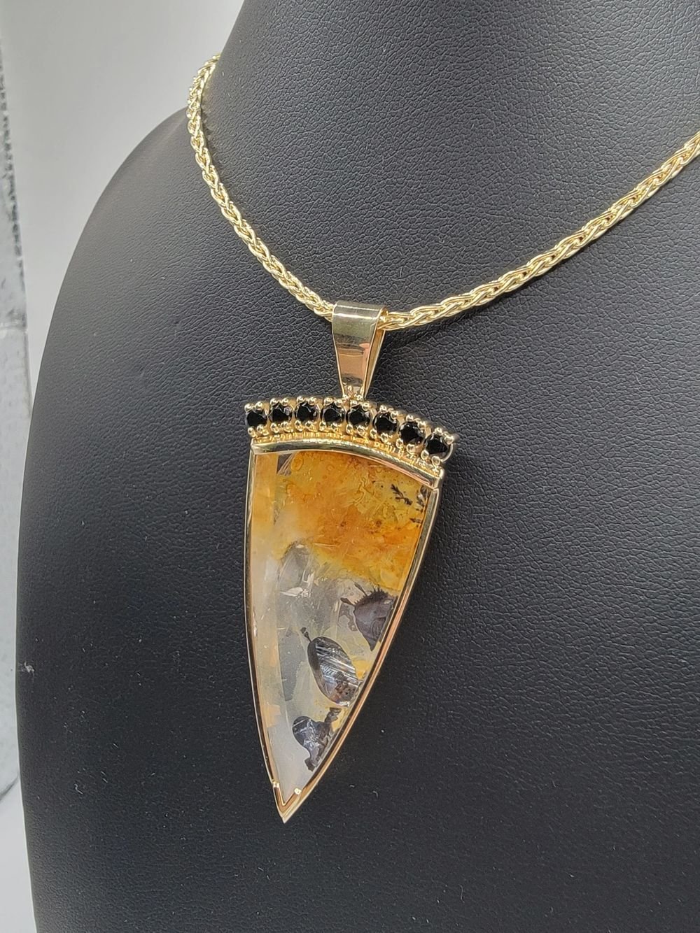 Dije de cuarzo dendrítico con diamantes, oro amarillo