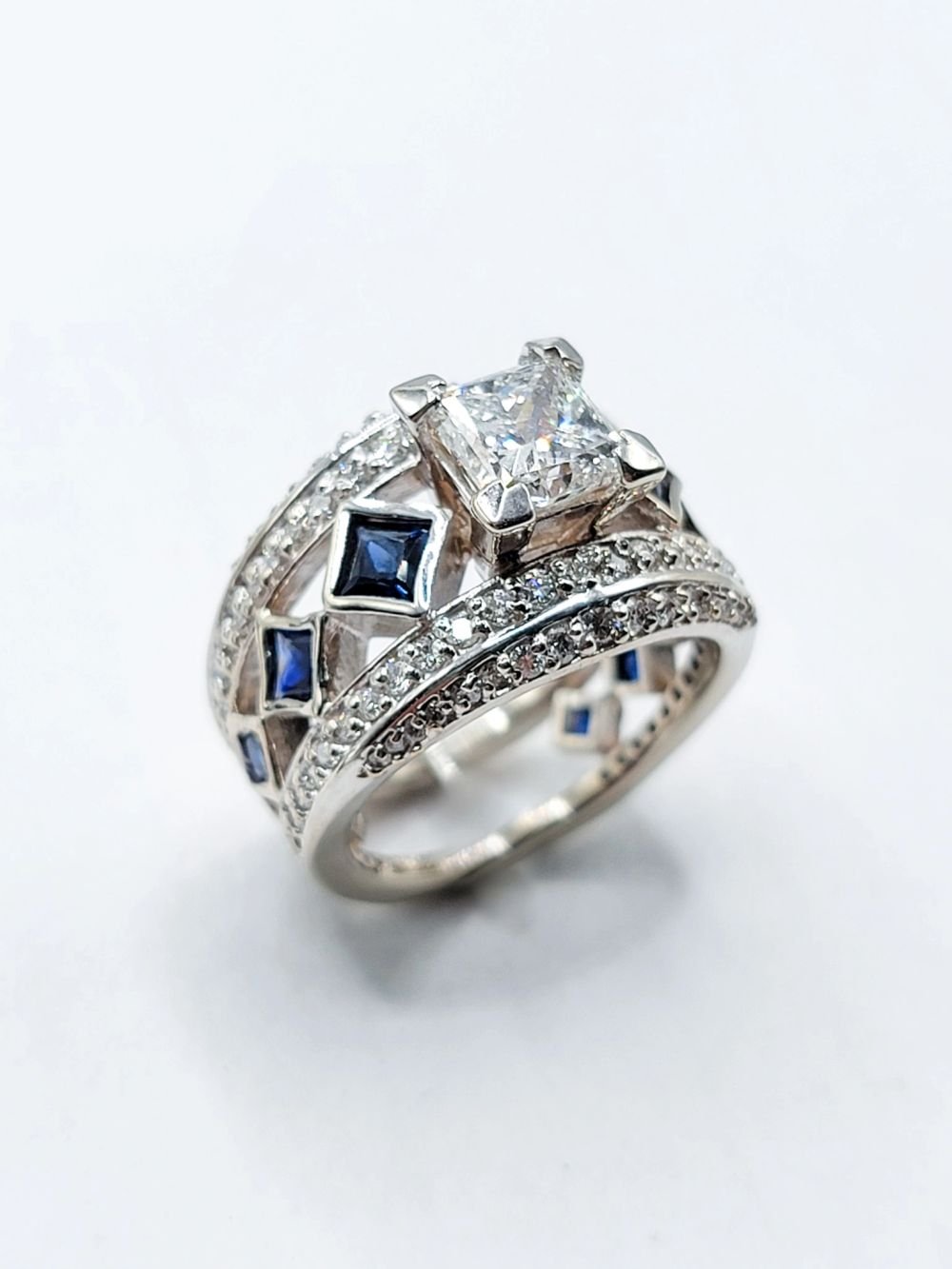 Diamante princesa con baguettes de zafiro, oro blanco