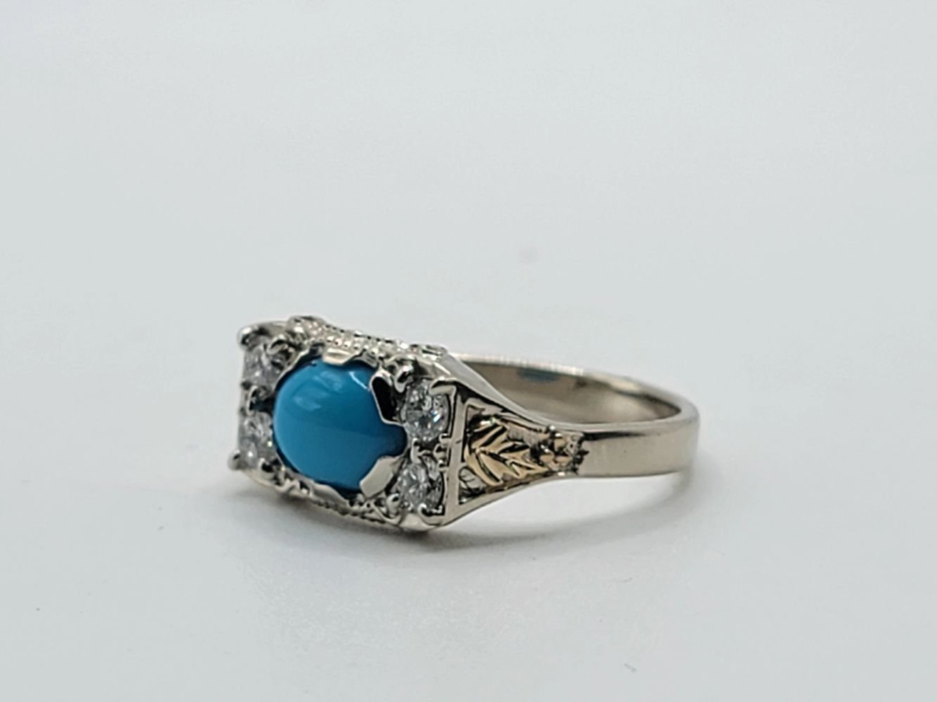 Turquesa con diamantes, oro blanco grabado