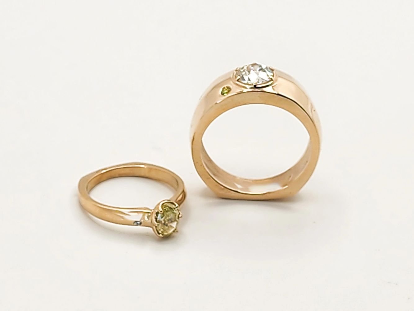 Piedra en forma de corazón y diamante en bisel, par en oro amarillo