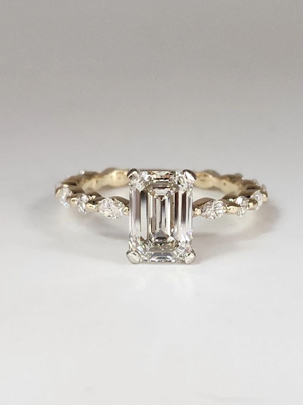 Diamante corte esmeralda con argolla de diamantes, oro blanco