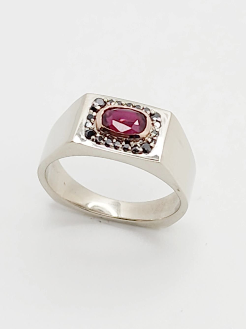 Zafiro rosado cojín con halo de diamantes, oro blanco