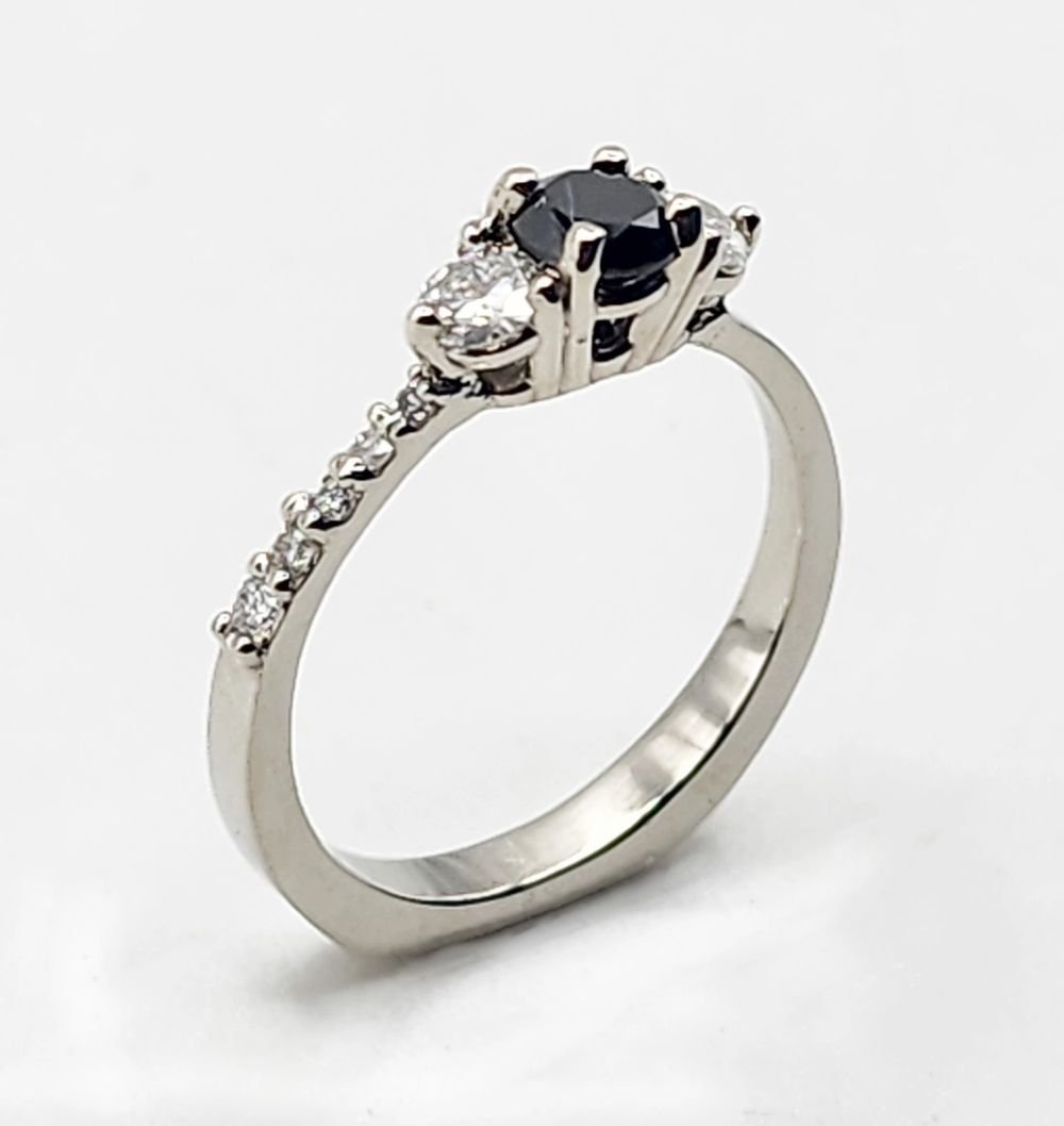 Anillo de tres piedras con diamante negro, oro blanco