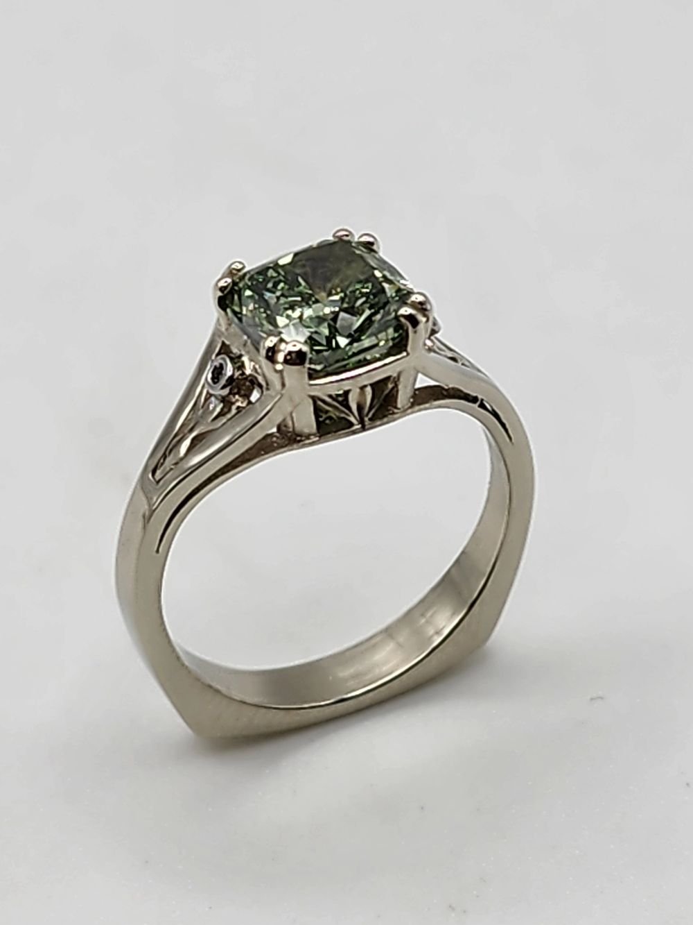 Solitario de zafiro verde, oro blanco