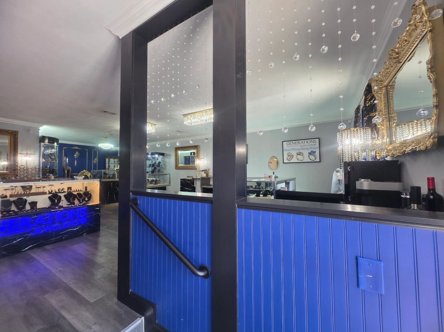 Sala de exhibición de Generations Jewelers con paredes azules y vitrinas iluminadas