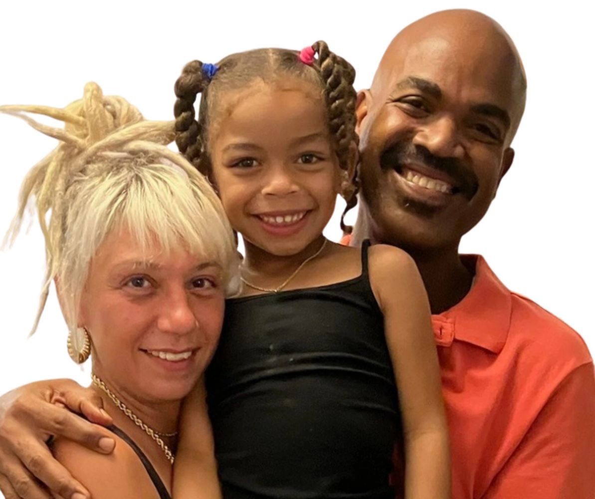 Stephanie Satow-Higinio y Shaka Magarada Higinio con su hija